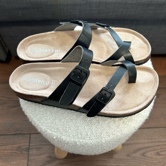 Madden Girl Black  Bryceee Footbed Sandals, Toe Ring Design Size 7 - Picture 2 of 5